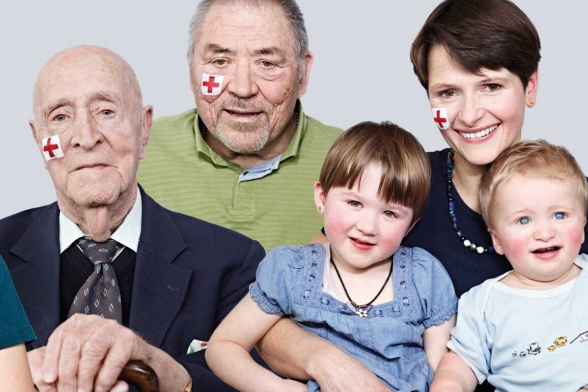 Fünf Menschen aller Generationen haben das Zeichen des Schweizerischen Roten Kreuz auf der Wange.